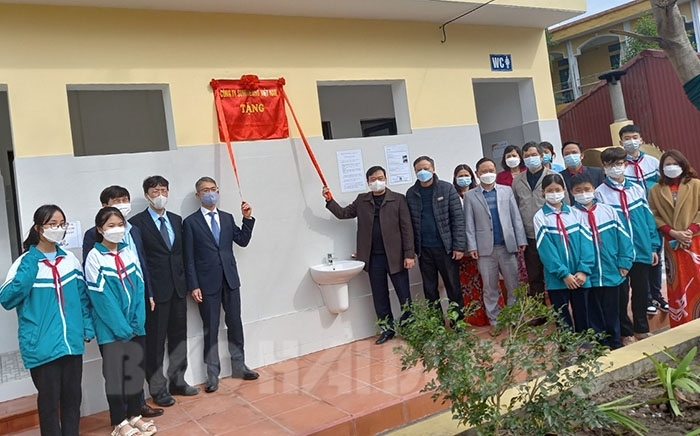 Trao tặng công trình vệ sinh cho trường THCS thị trấn Ninh Giang